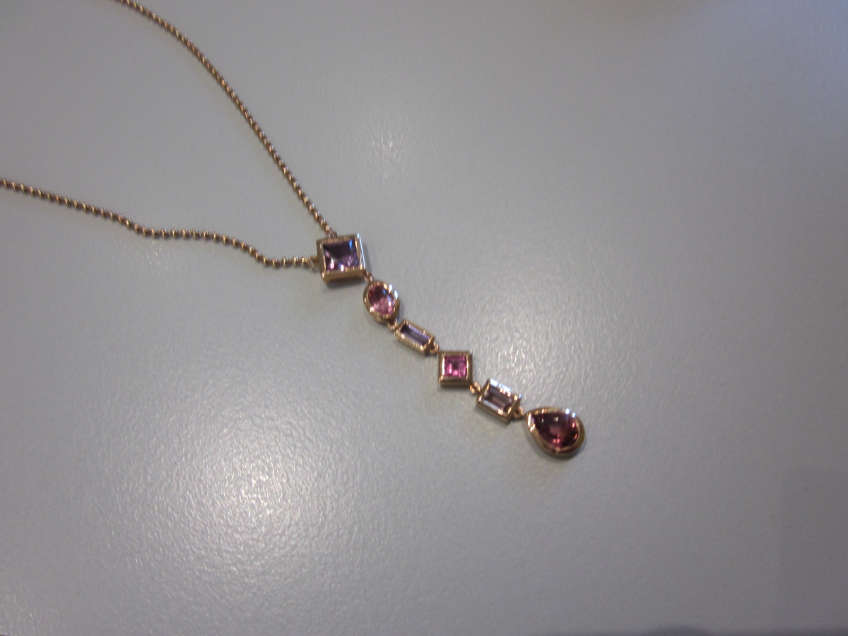 1 Collier mit Farbsteinen